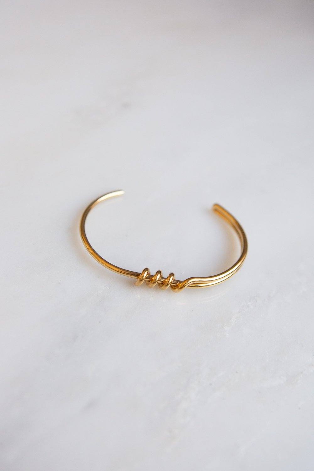 Minimalist Gold Wire Twist Cuff Bracelet - Wynter Bloom