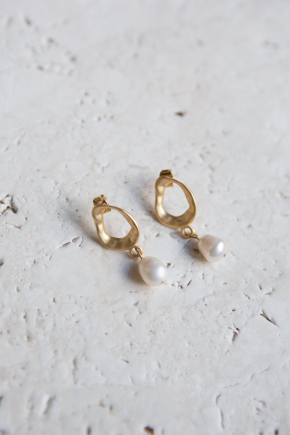 Matte Gold Freshwater Pearl Drop Earrings - Wynter Bloom
