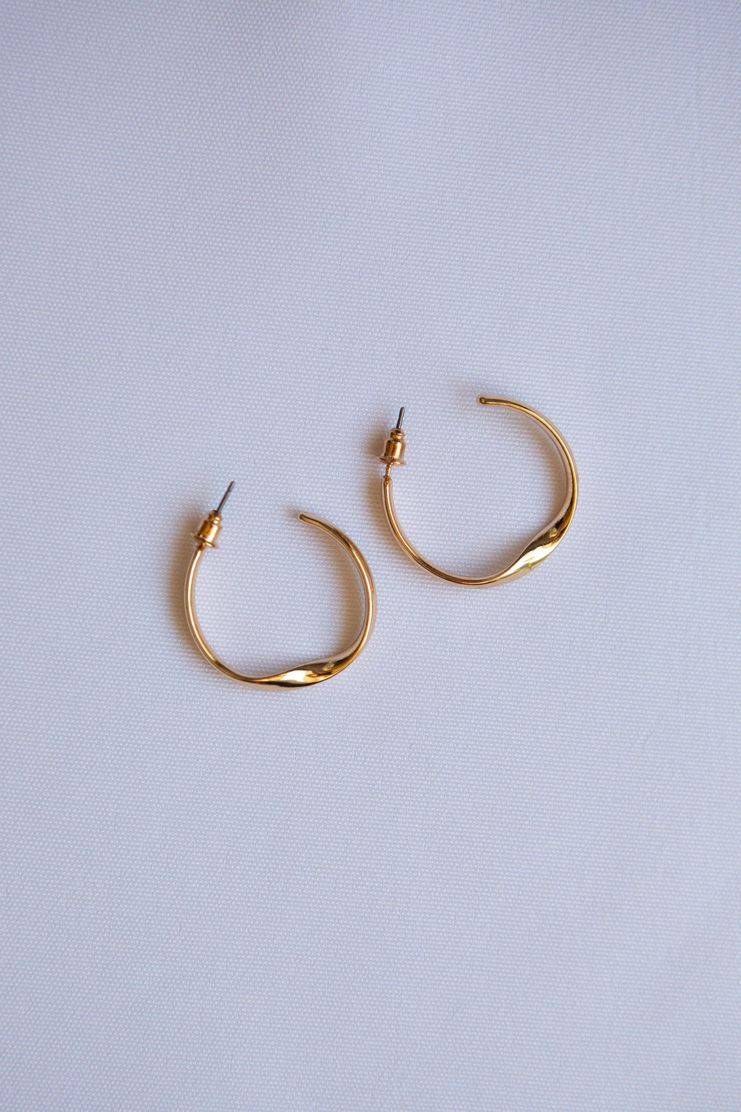 Simple Single Flat Twist Hoop Earrings - Wynter Bloom