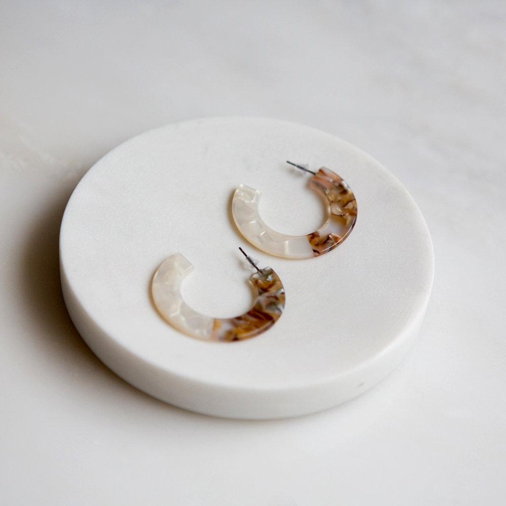 Tortoise Shell Earrings (White/Amber Mixed) - Wynter Bloom