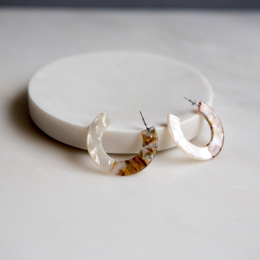 Tortoise Shell Earrings (White/Amber Mixed) - Wynter Bloom