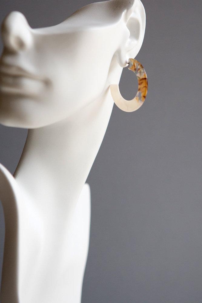 Tortoise Shell Earrings (White/Amber Mixed) - Wynter Bloom